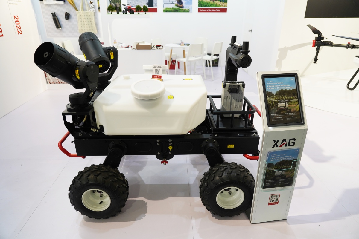 Il rover di XAG è dotato di 2 cannoncini per il trattamento delle colture